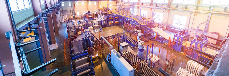 冶煉廠安裝過(guò)程中的工人與金屬結(jié)構(gòu)制造